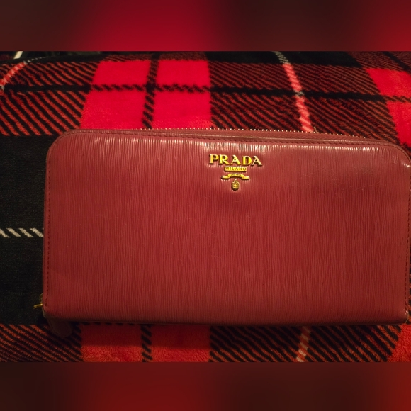 Beautiful Red Prada Wallet - Picture 1 of 7